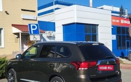 Mitsubishi Outlander III рестайлинг 3, 2015 год, 1 800 000 рублей, 4 фотография