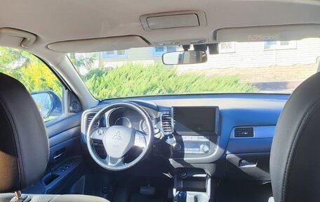 Mitsubishi Outlander III рестайлинг 3, 2015 год, 1 800 000 рублей, 7 фотография