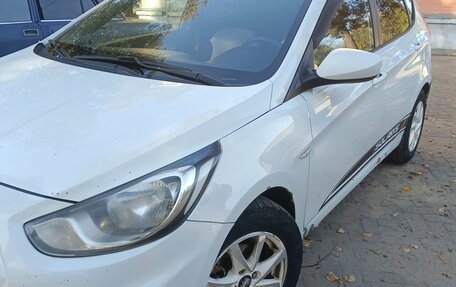 Hyundai Solaris II рестайлинг, 2011 год, 600 000 рублей, 3 фотография