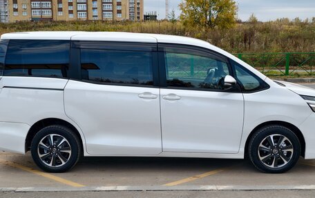 Toyota Voxy III, 2018 год, 2 400 000 рублей, 2 фотография