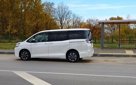 Toyota Voxy III, 2018 год, 2 400 000 рублей, 6 фотография