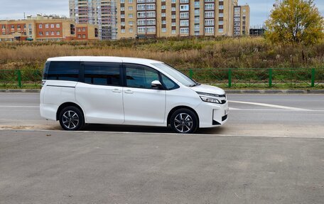 Toyota Voxy III, 2018 год, 2 400 000 рублей, 8 фотография