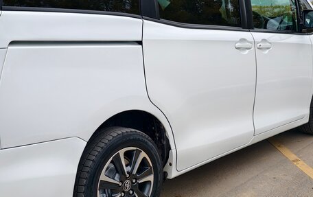 Toyota Voxy III, 2018 год, 2 400 000 рублей, 9 фотография