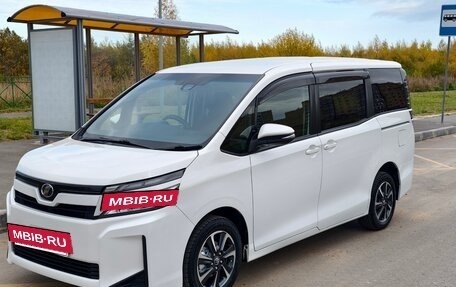 Toyota Voxy III, 2018 год, 2 400 000 рублей, 5 фотография