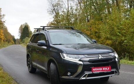 Mitsubishi Outlander III рестайлинг 3, 2021 год, 2 200 000 рублей, 2 фотография