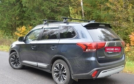 Mitsubishi Outlander III рестайлинг 3, 2021 год, 2 200 000 рублей, 3 фотография