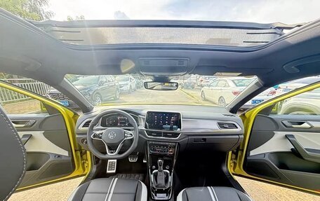 Volkswagen T-Roc I, 2023 год, 1 867 000 рублей, 14 фотография