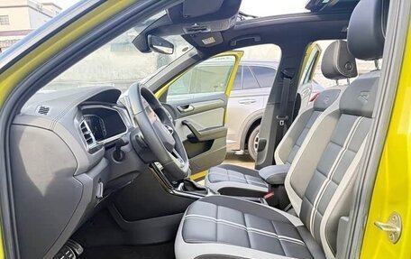 Volkswagen T-Roc I, 2023 год, 1 867 000 рублей, 10 фотография