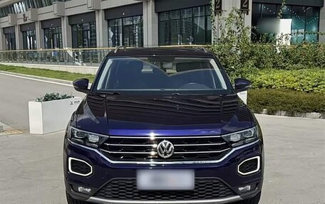 Volkswagen T-Roc I, 2023 год, 1 700 000 рублей, 2 фотография