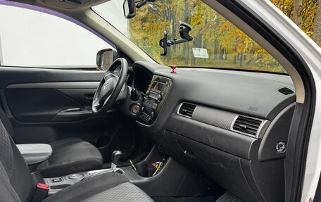 Mitsubishi Outlander III рестайлинг 3, 2014 год, 1 300 000 рублей, 9 фотография