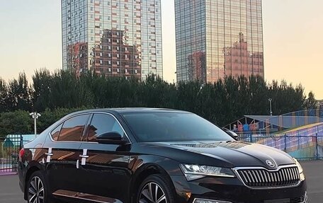 Skoda Superb III рестайлинг, 2022 год, 1 850 000 рублей, 3 фотография