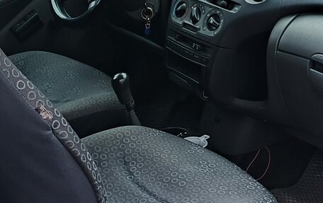 Toyota Yaris I рестайлинг, 2003 год, 330 000 рублей, 8 фотография
