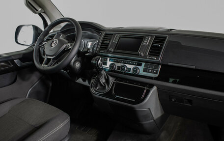 Volkswagen Multivan T6 рестайлинг, 2018 год, 3 900 000 рублей, 9 фотография