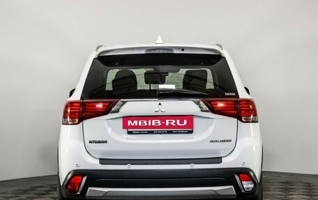 Mitsubishi Outlander III рестайлинг 3, 2017 год, 2 199 000 рублей, 6 фотография