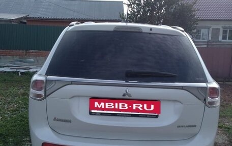 Mitsubishi Outlander III рестайлинг 3, 2013 год, 1 400 000 рублей, 2 фотография
