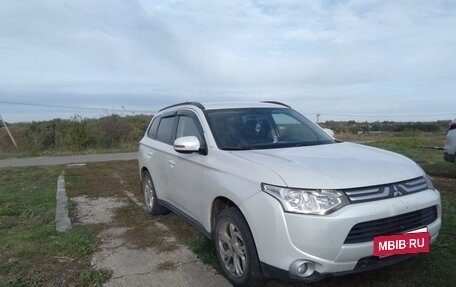 Mitsubishi Outlander III рестайлинг 3, 2013 год, 1 400 000 рублей, 3 фотография