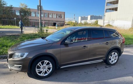 Volvo V60 Cross Country II, 2017 год, 2 345 000 рублей, 11 фотография