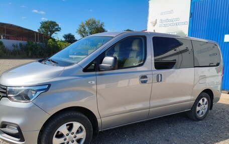 Hyundai Grand Starex Grand Starex I рестайлинг 2, 2018 год, 3 050 000 рублей, 2 фотография