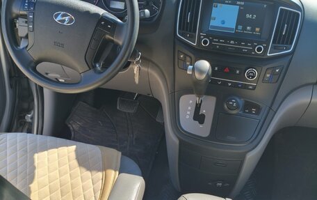 Hyundai Grand Starex Grand Starex I рестайлинг 2, 2018 год, 3 050 000 рублей, 10 фотография