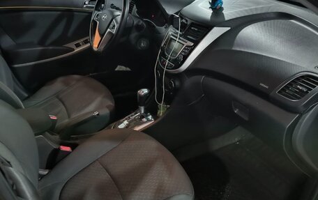 Hyundai Solaris II рестайлинг, 2013 год, 800 000 рублей, 6 фотография