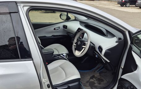 Toyota Prius IV XW50, 2016 год, 1 450 000 рублей, 7 фотография