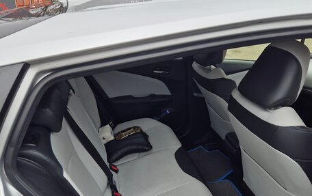 Toyota Prius IV XW50, 2016 год, 1 450 000 рублей, 6 фотография