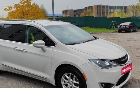 Chrysler Pacifica (RU), 2019 год, 2 800 000 рублей, 3 фотография
