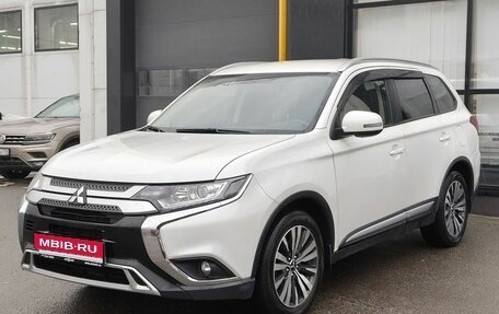Mitsubishi Outlander III рестайлинг 3, 2019 год, 1 963 000 рублей, 1 фотография