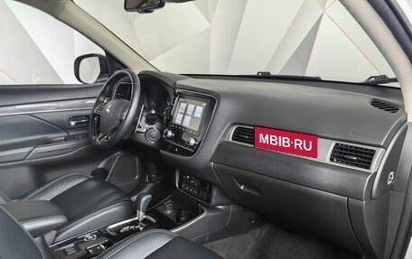 Mitsubishi Outlander III рестайлинг 3, 2021 год, 2 955 000 рублей, 12 фотография