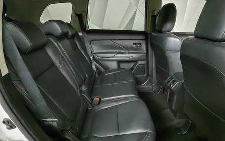 Mitsubishi Outlander III рестайлинг 3, 2021 год, 2 955 000 рублей, 15 фотография