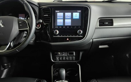 Mitsubishi Outlander III рестайлинг 3, 2021 год, 2 955 000 рублей, 14 фотография