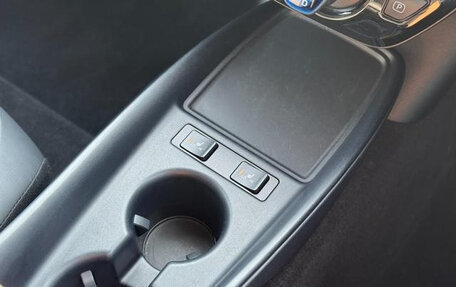 Toyota Prius IV XW50, 2022 год, 1 402 000 рублей, 14 фотография