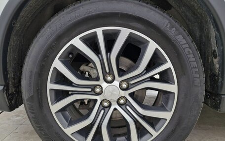 Mitsubishi Outlander III рестайлинг 3, 2018 год, 2 000 000 рублей, 13 фотография