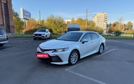 Toyota Camry, 2022 год, 3 300 000 рублей, 2 фотография
