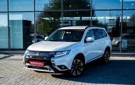 Mitsubishi Outlander III рестайлинг 3, 2021 год, 2 600 000 рублей, 1 фотография