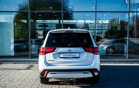 Mitsubishi Outlander III рестайлинг 3, 2021 год, 2 600 000 рублей, 4 фотография