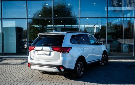 Mitsubishi Outlander III рестайлинг 3, 2021 год, 2 600 000 рублей, 2 фотография