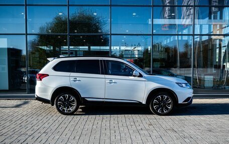 Mitsubishi Outlander III рестайлинг 3, 2021 год, 2 600 000 рублей, 8 фотография