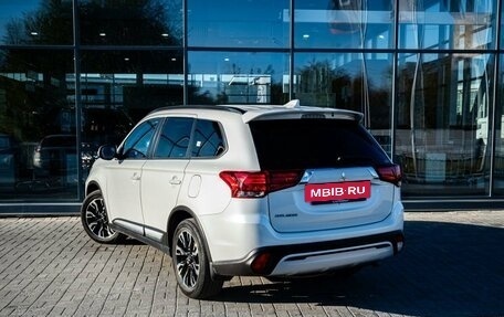 Mitsubishi Outlander III рестайлинг 3, 2021 год, 2 600 000 рублей, 6 фотография