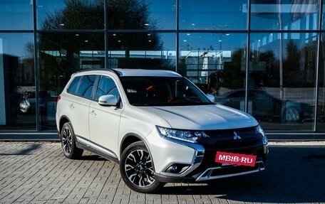 Mitsubishi Outlander III рестайлинг 3, 2021 год, 2 600 000 рублей, 5 фотография