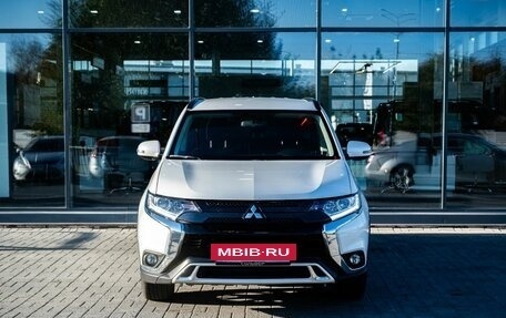 Mitsubishi Outlander III рестайлинг 3, 2021 год, 2 600 000 рублей, 3 фотография