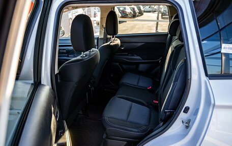 Mitsubishi Outlander III рестайлинг 3, 2021 год, 2 600 000 рублей, 12 фотография