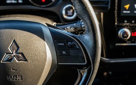 Mitsubishi Outlander III рестайлинг 3, 2021 год, 2 600 000 рублей, 17 фотография