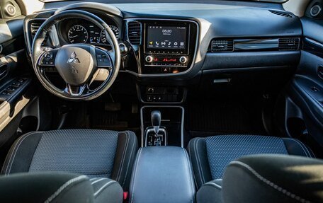 Mitsubishi Outlander III рестайлинг 3, 2021 год, 2 600 000 рублей, 13 фотография