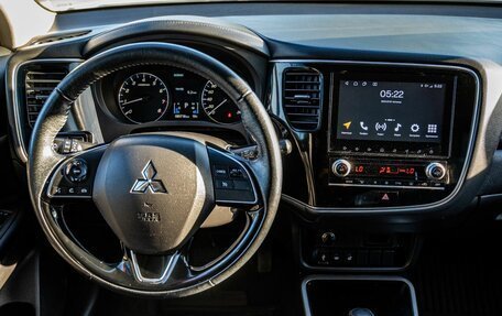 Mitsubishi Outlander III рестайлинг 3, 2021 год, 2 600 000 рублей, 18 фотография