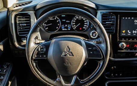 Mitsubishi Outlander III рестайлинг 3, 2021 год, 2 600 000 рублей, 14 фотография