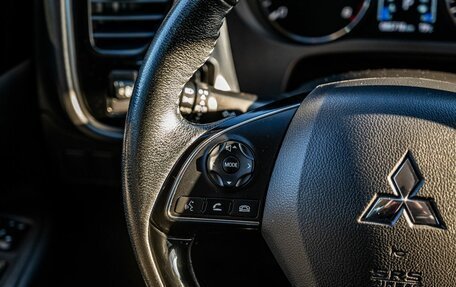 Mitsubishi Outlander III рестайлинг 3, 2021 год, 2 600 000 рублей, 16 фотография