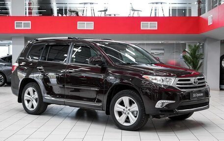 Toyota Highlander III, 2013 год, 1 990 000 рублей, 2 фотография