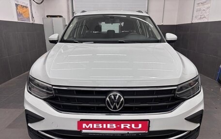 Volkswagen Tiguan II, 2021 год, 2 400 000 рублей, 2 фотография