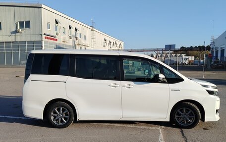 Toyota Voxy III, 2014 год, 1 900 000 рублей, 2 фотография
